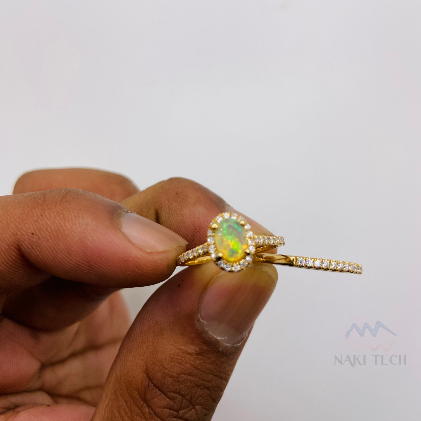 Engagement rings, Natural gemstones, Moissanite, Lab diamonds